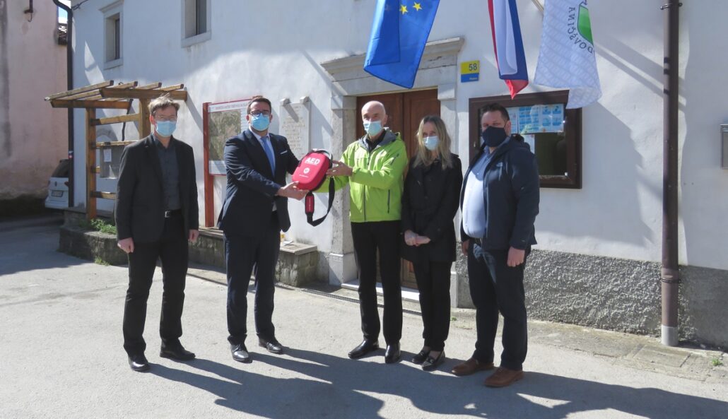 Pipistrel fait don de 25 défibrillateurs à la municipalité d’Ajdovščina